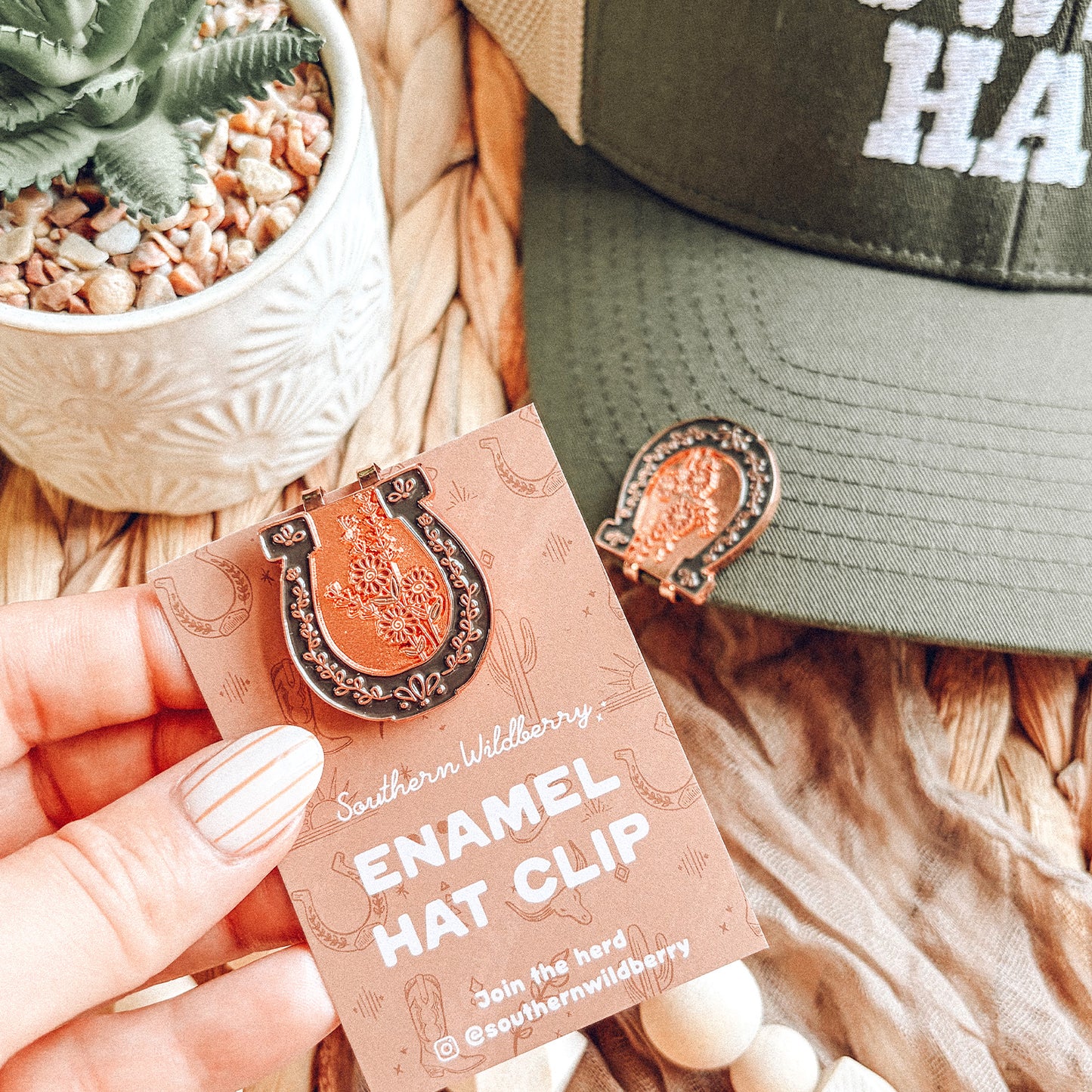 Lucky Horseshoe Enamel Hat Clip